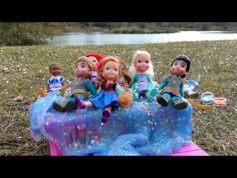 Slime Fun ! Elsa & Anna toddlers are playing outdoors - Barbie dolls - game