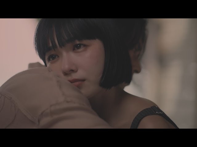 Mikakoとマサキのその後... 結ばれた2人の感動のKiss。 FAKY、『オオカミちゃんには騙されない』でのMikakoの恋心を描いた新曲「モノクロ」MV公開! 4 YouTubeサムネイル