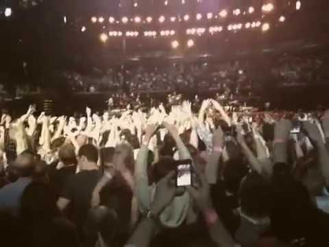 Bruce Springsteen goes into the crowd!