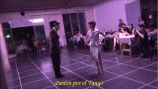 CLARISSA SANCHEZ y JOHN ERBAN bailando MILONGA QUE PEINA CANAS en FLOREAL MILONGA