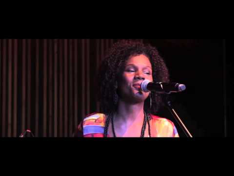 Roberta Gomes na I Mostra de Samba Rock de SP canta Samba do Final