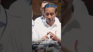 Momen Presiden Jokowi Blusukan di Pasar Rawamangun, Bagi-bagi Sembako Pakai Kemeja Putih Polos