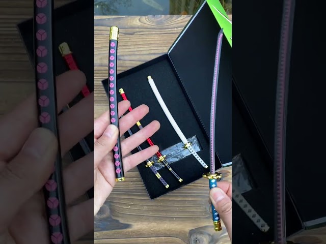 Vídeo relacionado con Hashiman Roronoa Zoro Shusui Wado Kitetsu Triple Katana One Piece - Tres réplicas de manga sable + soporte de espada de madera + triple cinturón