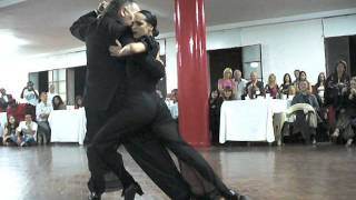 Eduardo Capussi y Mariana Flores en la milonga solidaria 2