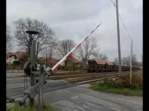 Bahnhof Traiskirchen Aspang Bahn um 12,15 am 19.11 .2022, öbb 5047 nach Wien Hauptbahnhof fährt ab