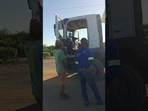 na fila para carregar no britador sul do Piauí Brasil curimatã