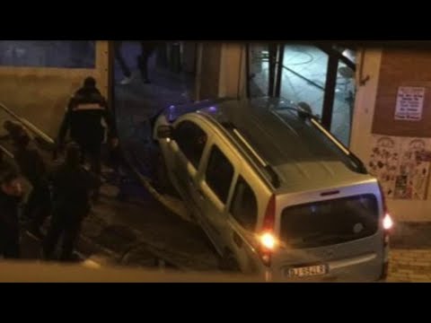 Migliarino, finisce con l'auto contro il Bar Centrale