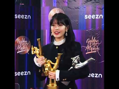 IU struggling with her trophies 😂😍 | IU💗 | Golden Disc Awards 2022 