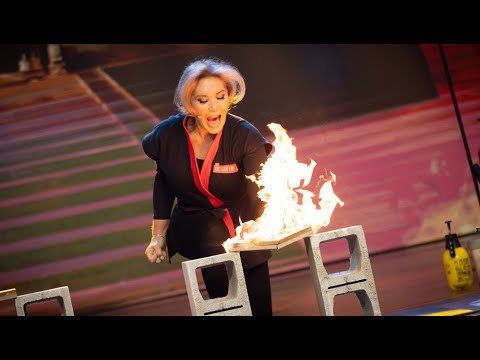 Norma Duval camina sobre cristales y dobla una lanza con la garganta - El Desafío