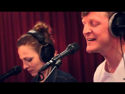 Studio Brussel: Ozark Henry feat. Amaryllis - I'm Your Sacrifice (live)