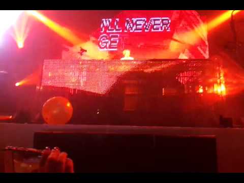 NYE2011/12: ARMIN VAN BUUREN @ DUBAI:  7. Vengeance Vengeance vs. Sun & Moon (AvB MashUp)