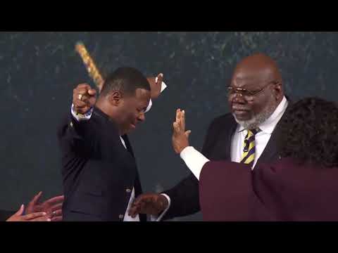 Micah Stampley breaks down at TD Jakes' church after losing 15-year-old daughter