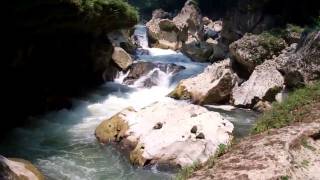 preview picture of video 'River Disappearing Under the Pools of Semuc Champey, Guatemala'