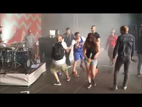 Money Boy stürmt beim Splash die Bühne der Orsons!