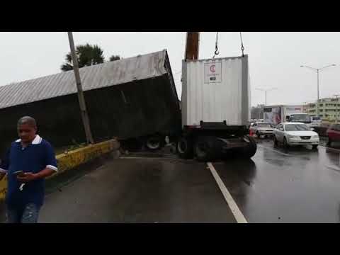 Dos carriles de Las Américas cerrados por accidente de patana