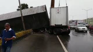 Dos carriles de Las Américas cerrados por accidente de patana