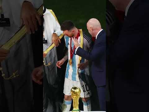 Messi bekommt Mantel und Pele einen Sombrero WM Qatar 22