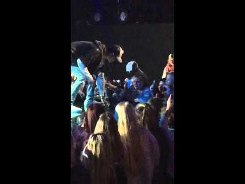 Justin Bieber leaves/walks the stage in rage after yelling at his fans