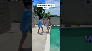 Gabriel jogou a Milly na água #comedia #shorts