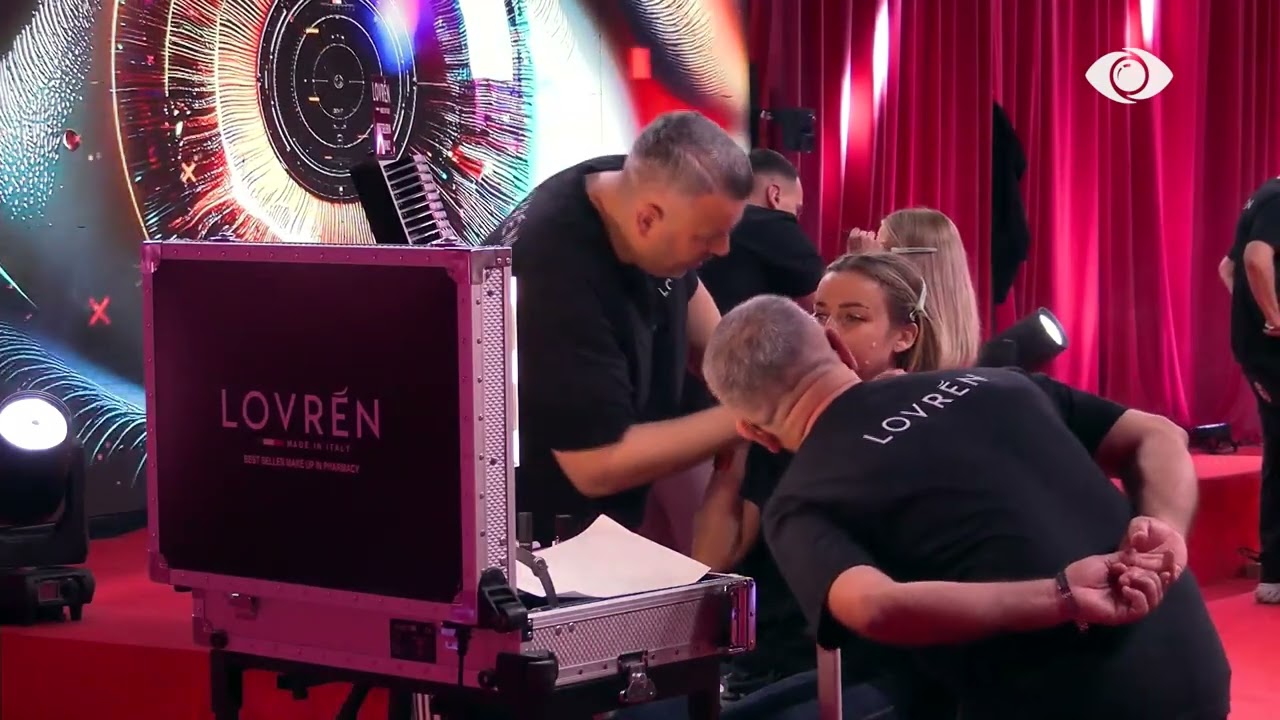 Ngrije kokën lartë moj se më dogji malli…/ Artani këndon teksa Rogerti i bën makp up-in Juelës