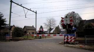 preview picture of video 'Dutch Railroad Crossing/ Level Crossing/ Bahnübergang/ Spoorwegovergang Rothem'