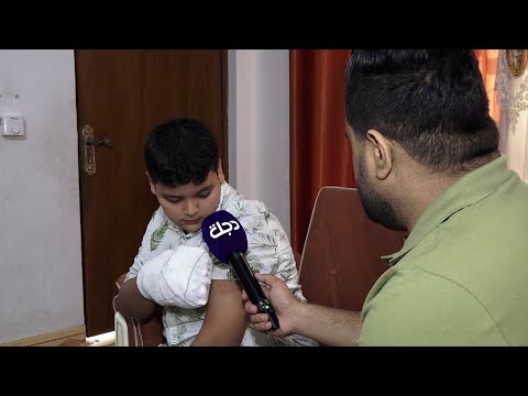 شاهد بالفيديو.. "تسبب بكسر بيده".. استاذ مدرسة ينهال بالضرب على طالب في أبو غريب