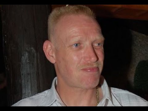 Vrouw van slachtoffer liquidatie zou politie pas bellen wanneer schutter appte dat hij thuis was - F