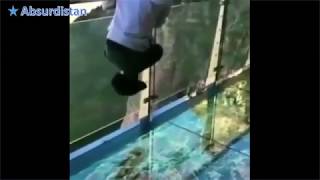 Glazen brug grappen met bezoekers Glass bridge jokes with visitors Стеклянные модные шу