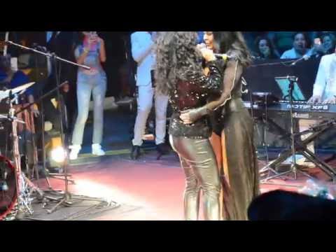 Se cachondean Maria Conchita Alonso y Karina cantando "Llegaste tú" en el Palenque de Morelia