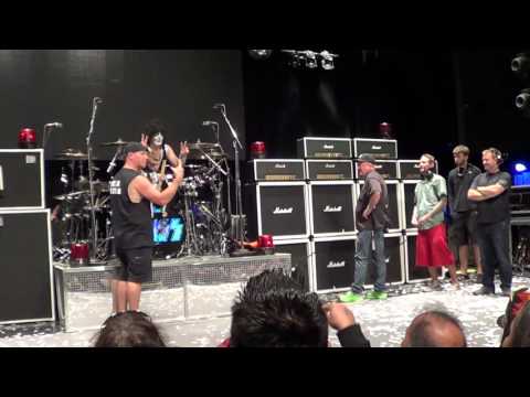 KISS - 2015-10-31 - KISS KRUISE V - Eric Singer with kids onstage