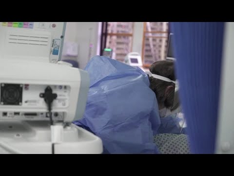 在英國的COVID-19前線，醫護人員和患者為生命而戰。 (On Britain's COVID-19 frontline, medics and patients fight for life)