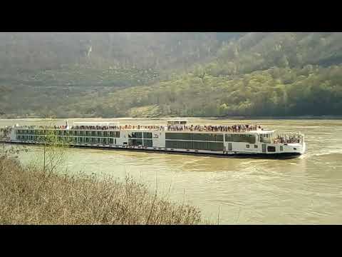 Vasul de croaziera pe Dunare Vicking Lif in zona Mraconia.