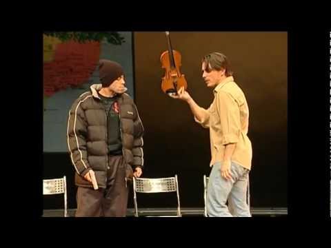 Cena  dos atores Petrônio Gontijo com Jefferson Skolimovisk