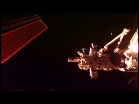 Resultado de imagen de "Lucecita" espacial aparece de la nada, se estaciona enfrente de la Estación Espacial Internacional, con todo el descaro del mundo…, y con el mismo descaro la NASA interrumpe la emisión en directo de su webcam.