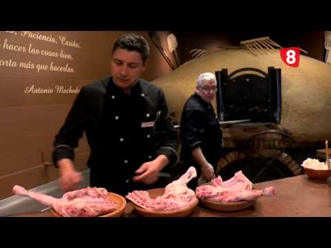 Elaboración de la receta de cordeo asado, en el Restaurante Maribel