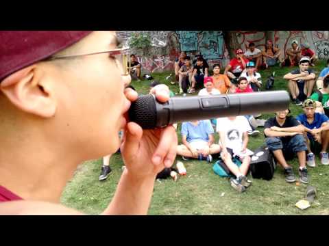 Vaca Vs Racek batallando en la caverna