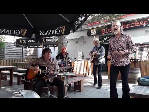 Ein kleiner Videogruß von Berlin Beat Club aus dem Rickenbacker's-Biergarten, Mai 2020.