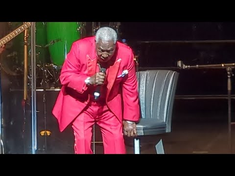 EDDIE LEVERT O'JAYS COLLAPSE ON STAGE! (Pray For Our LEGENDS)