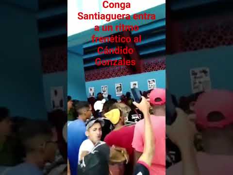 Conga santiaguera entra a un ritmo frenético al Cándido Gonzales .
