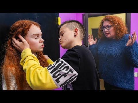 ЦЕЛОВАЛИСЬ В КЛАССЕ??? МАМА НАС ЗАСТУКАЛА!!!