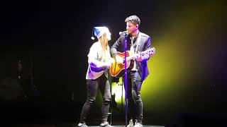 Luis Cepeda canta con una joven, Say you won&#39;t let go #GiraPrincipiosAlicante