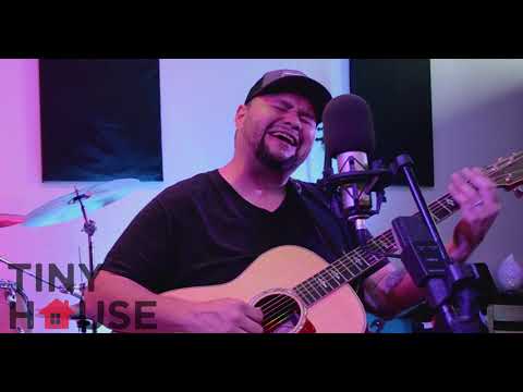 Sometimes being alone feels right - Héctor Anchondo [Live from Tiny House]