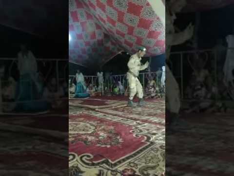 فيديو يثير الجدل لمجنون موريتاني يرقص بزي عسكري