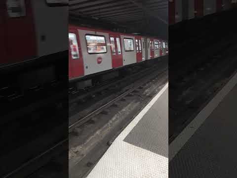 Metro Barcelona L1 Serie 8033 Entrando en Torrassa
