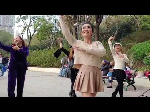 19-1211🌠Singer:小紅💃+美麗團隊~🎼親親茉莉花(集體舞)10/12拍攝。