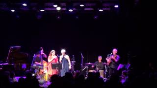 Noa &amp; Pasion Vega perform La Vida es Bella (Beautiful That Way)