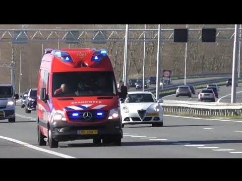 Duikwagen Brandweer Velsen en Haarlem west met spoed naar voertuigen te water in Kennemerland