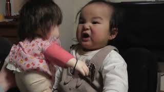 ぽぽちゃんの人形を怖がる赤ちゃんが 面白い！かわいい！