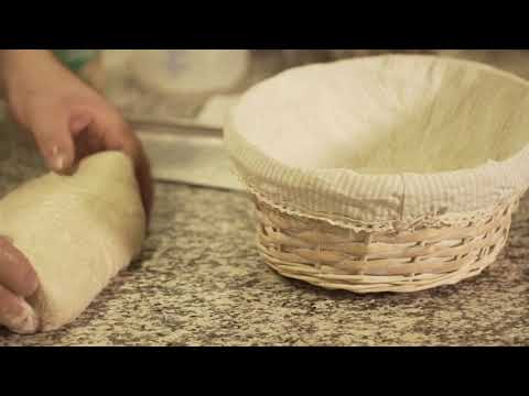 Dough for pizza / L'impasto per la pizza - How It's Made / Come si fa?