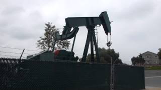 preview picture of video 'Quiet pumpjack at Discovery Well Park in Signal Hill'